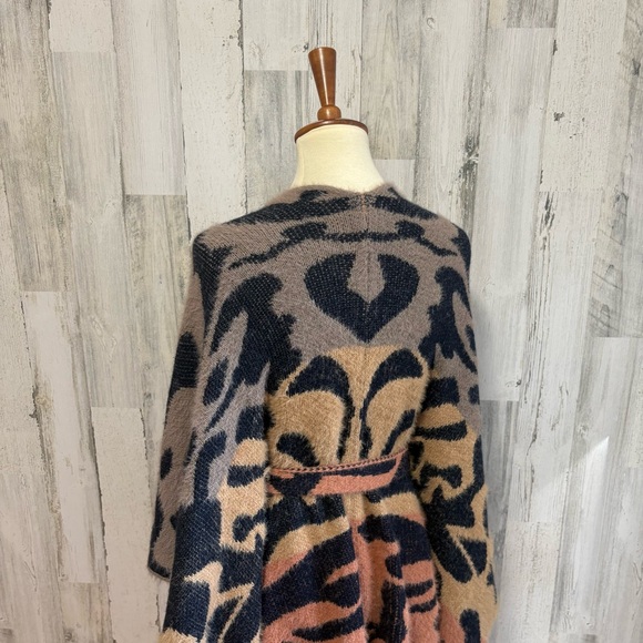 Coco + Carmen Ruana - Picture 7 of 7